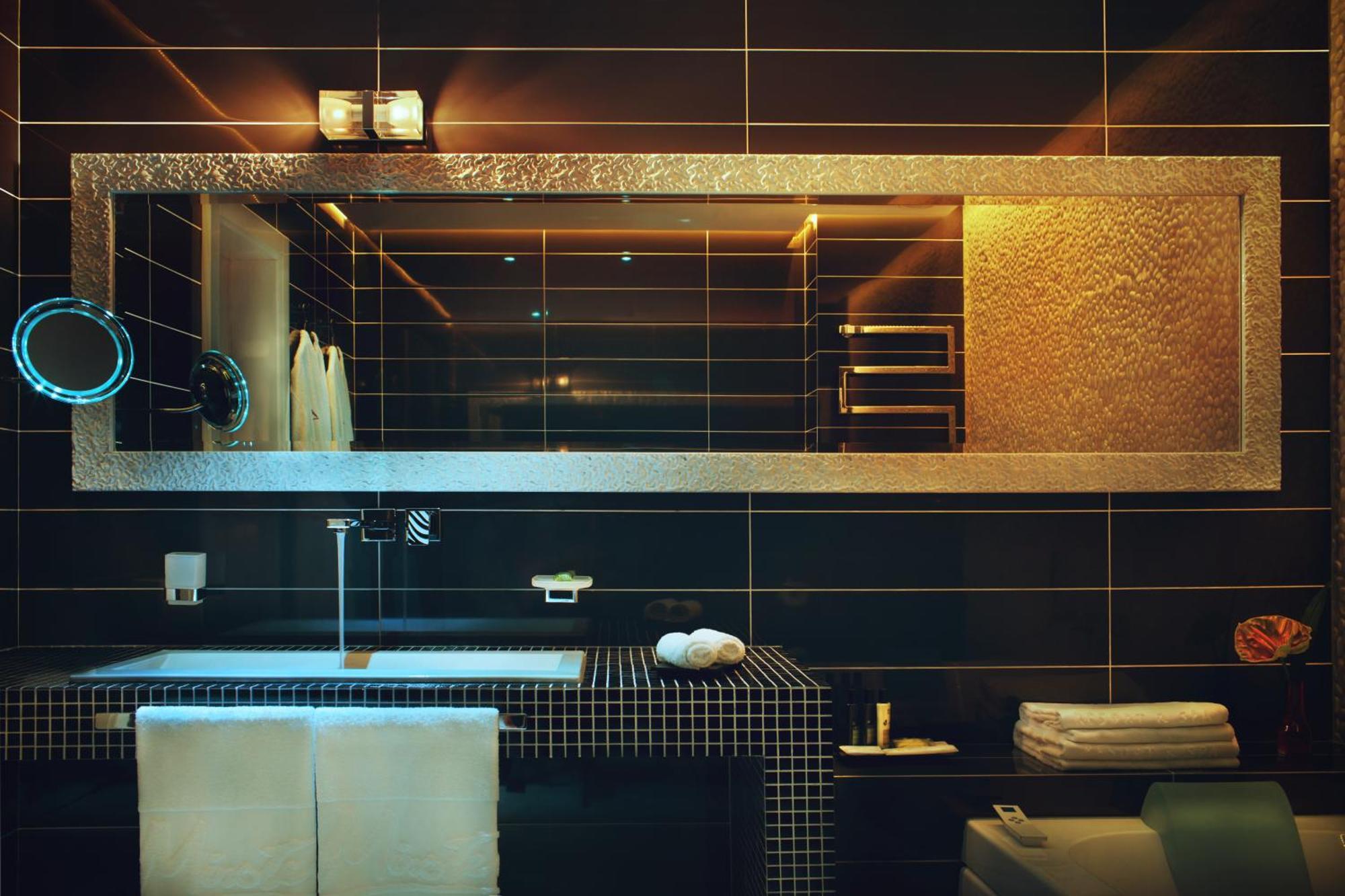 טרוסקבץ Mirotel Resort And Spa מראה חיצוני תמונה Bathroom tiles