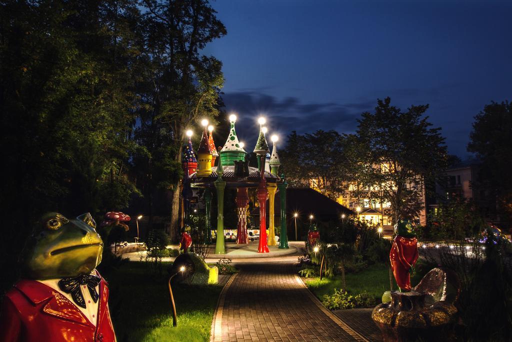 טרוסקבץ Mirotel Resort And Spa מראה חיצוני תמונה The park at night