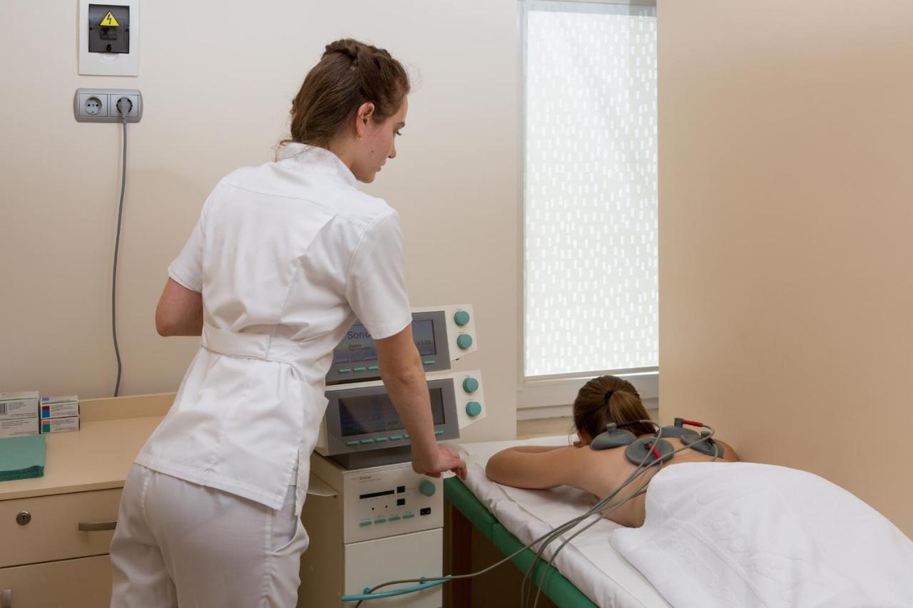 טרוסקבץ Mirotel Resort And Spa מראה חיצוני תמונה A physiotherapist treating a patient with electrical stimulation