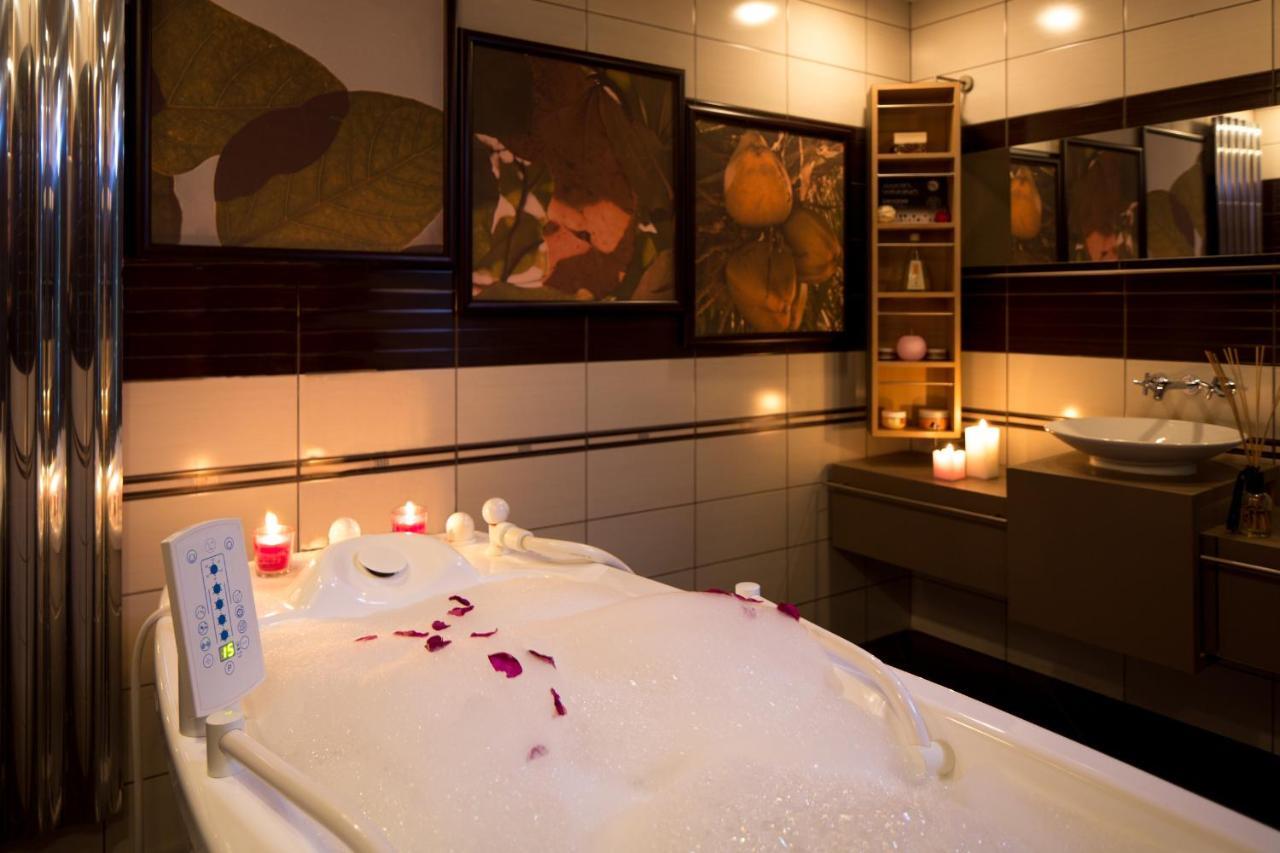 טרוסקבץ Mirotel Resort And Spa מראה חיצוני תמונה A modern bathroom